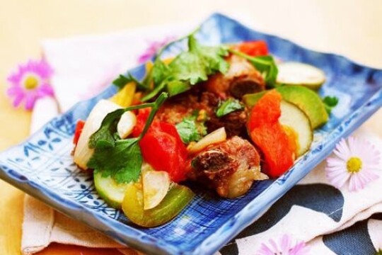 Làm sườn xào chua ngọt tại nhà cần những nguyên liệu gì?