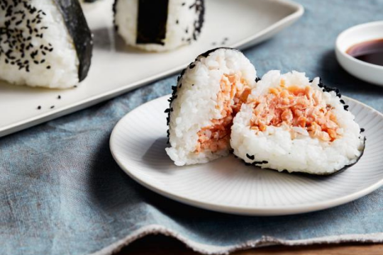 3 Cách làm cơm nắm Nhật Bản đơn giản ngon miệng