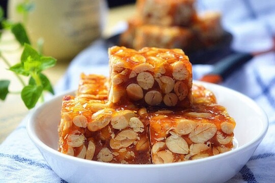 Cách làm kẹo lạc thơm ngon tại nhà - món ăn vặt thơm bùi ngọt dịu