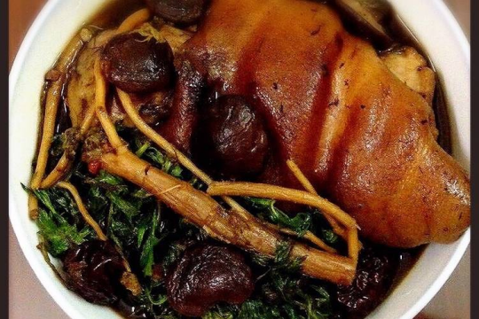 Cách nấu chân giò hầm thuốc bắc mềm nhừ đậm vị cực ngon