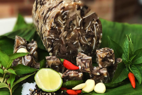 Bật mí nhanh chóng, chính xác 4 bước trong cách làm giò thủ thơm ngon, đúng vị