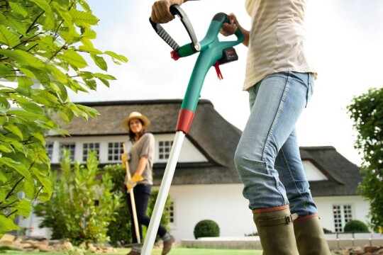 Review Top 5 máy cắt cỏ cầm tay giúp cắt nhanh, cắt gọn mọi loại cỏ một cách đơn giản