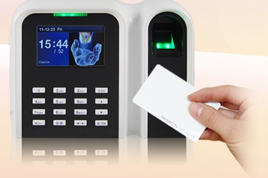 Review Top 5 máy chấm công thẻ từ có bộ nhớ dung lượng cao lưu được nhiều thẻ