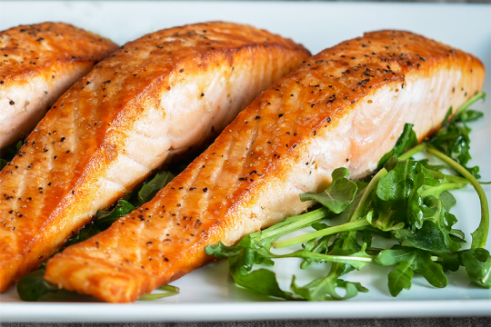 Làm cá hồi áp chảo thơm ngon bổ dưỡng có khó không