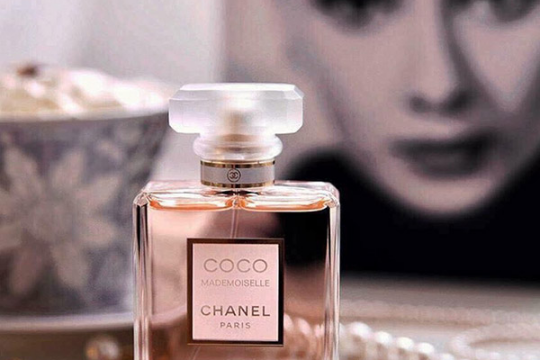 Review top 5 nước hoa nữ cho quý cô sành điệu và quyến rũ