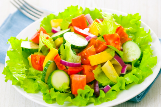 Hướng dẫn bạn làm salad tươi ngon, ngậy sốt ngon quên lối về