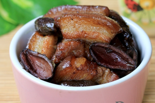 Cách làm thịt kho trám mang hương vị tuổi thơ đơn giản