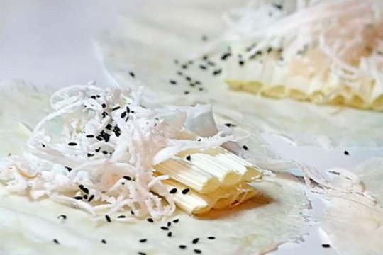 Mách bạn cách làm bò bía tại nhà – món ăn của cả tuổi thơ