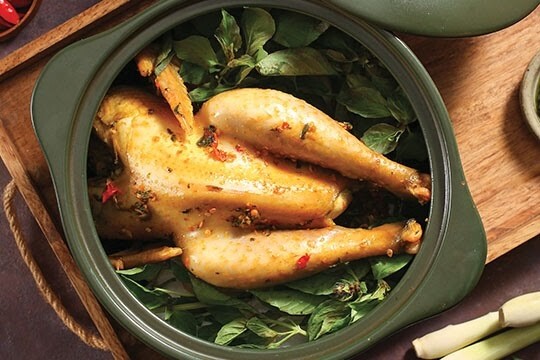 Cách làm gà hấp lá é thơm ngon tốt cho sức khỏe