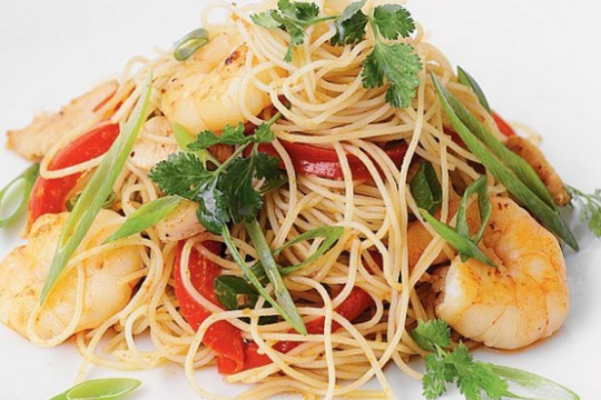 Cùng bạn làm bún xào hải sản nhanh chóng, ngon miệng